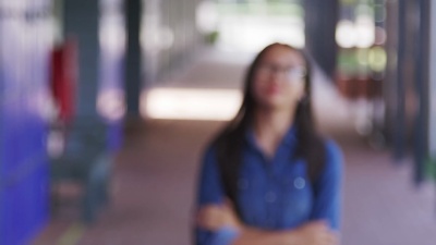 亚洲少女走进高中走廊聚焦