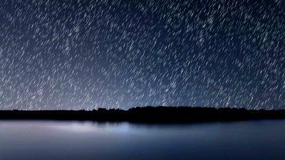 星迹，美丽的蓝夜倒影