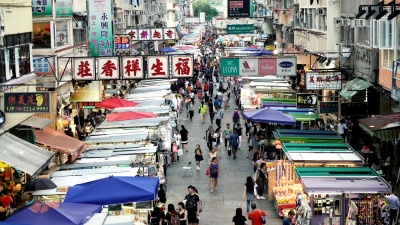 购物者漫步旺角街市