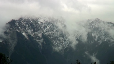 暴风雪中的雪山