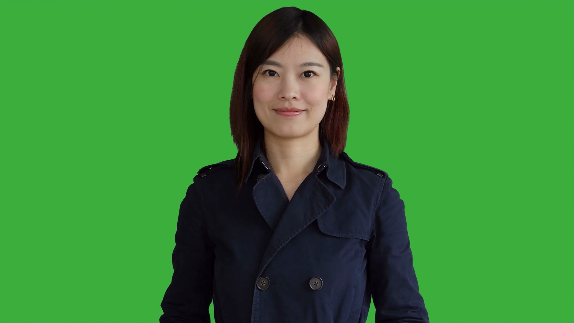 年轻的亚洲女性站在孤立的绿幕背景下。中国女性的肖像。