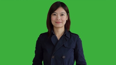 年轻的亚洲女性站在孤立的绿幕背景下。中国女性的肖像。