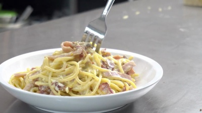 吃着意大利面条。