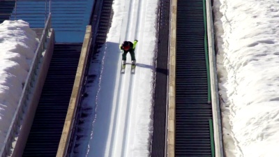   Slow-Mo 年轻人表演滑雪跳跃