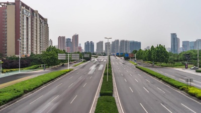 现代城市中心区道路交通繁忙。延时