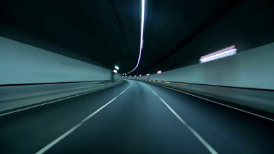 晚上开车。延时摄影。