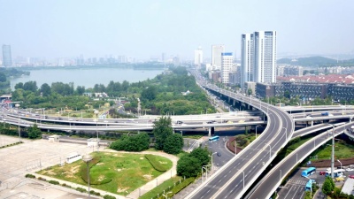 沈阳道路交叉口的交通。实时