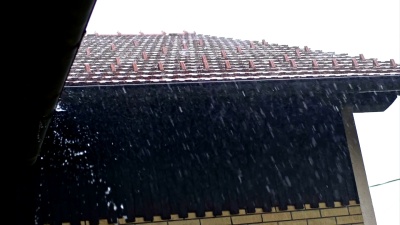 倾盆大雨中的SloMo房顶