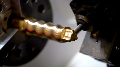 金属加工数控铣床。