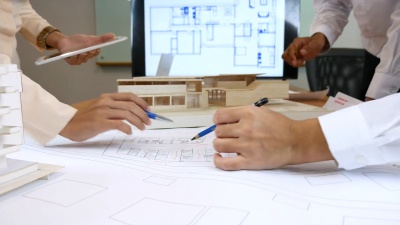 建筑师团队负责建筑蓝图项目，建筑师