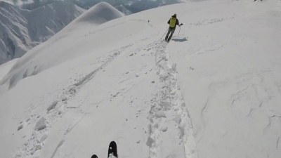 高山滑雪者下降粉坡的POV