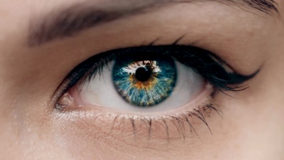 年轻女子睁眼闭眼