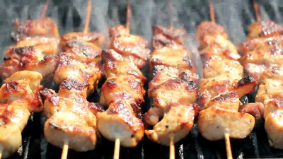 烤架上多汁的肉片