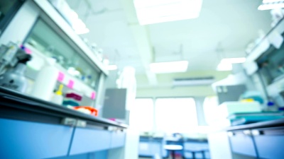 科学家和生物实验室实验