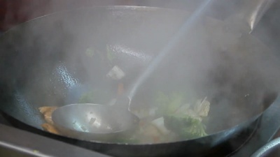 在旅馆或餐厅厨房里准备的一种炒菜风格的食物