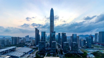 深圳现代建筑天际线从黄昏到夜晚/中国深圳。