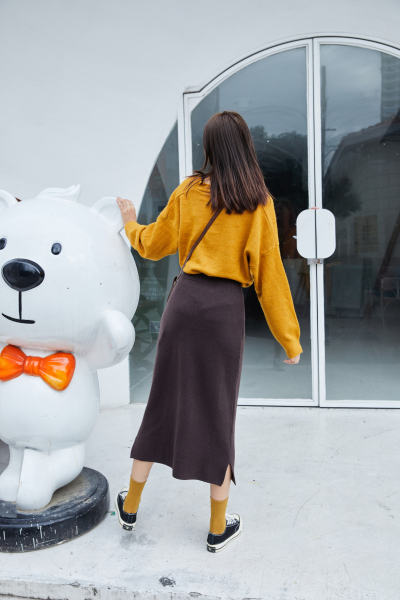 服饰系列写实黄色毛衣棕色半身裙上身穿搭展示