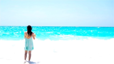 海滩上穿着夏装的女人的背影