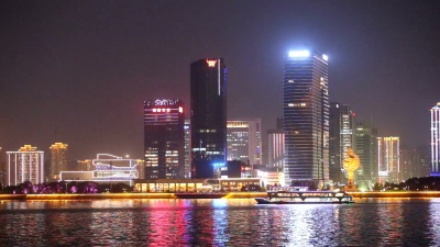 现代城市中心区水边的现代建筑