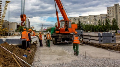 在道路施工现场用起重机安装混凝土板