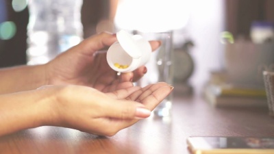 女性手用水服药，失眠，安眠药概念