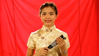 中国女孩拿着扇子
