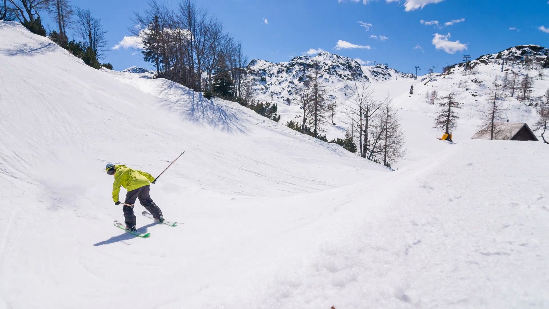 自由式滑雪运动员在雪地公园表演跳跃特技