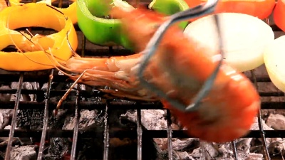 烤炉上烤虾