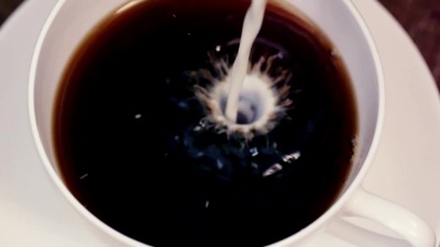 将咖啡倒入咖啡杯-慢动作