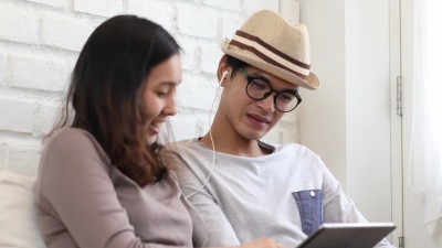 情侣喜欢使用电脑平板电脑进行网上购物