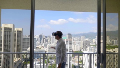一名男子在檀香山用 慢动作在虚拟现实眼镜里玩游戏