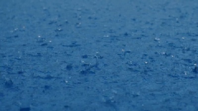 大雨打在纯净的蓝水上