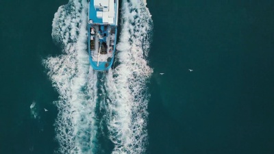 海洋中央的渔船鸟瞰