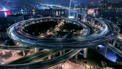 夜间/上海多条高速公路和立交桥的T/L高峰时间交通