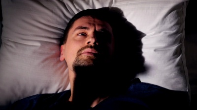 这个男人因失眠而遭受的痛苦。肖像。特写。 。