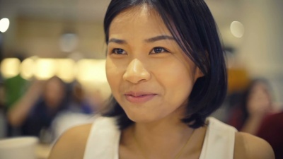 美丽的泰国女士在咖啡馆喝水的肖像