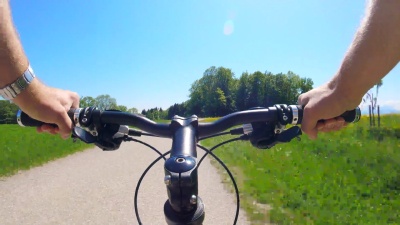 POV 初夏在乡村公路上骑自行车