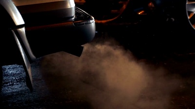交通废气。车辆在交通中站立