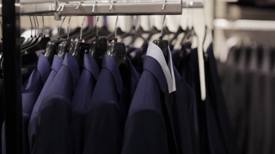 男士在服装店选择西装