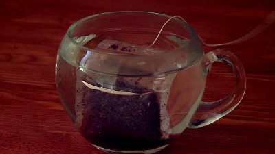 泡茶一个透明的杯子