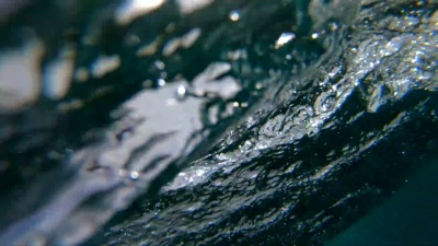 水下慢动作 海洋中相机上方的透明桶形波破碎