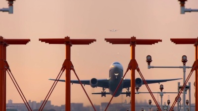 日落时飞机飞过夏日天空，特写镜头，慢动作