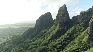 空中飞行 飞越热带火山岛上雄伟的岩石山峰