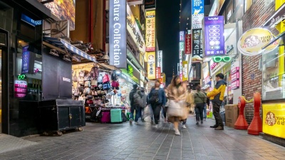 延时 晚上韩国首尔明洞市中心购物街的行人