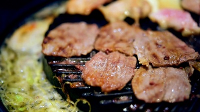 在wagyu烤架上烧烤生肉