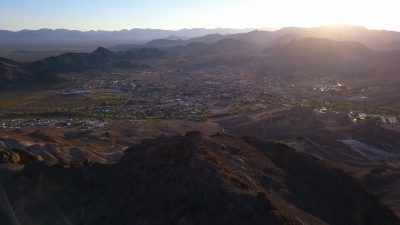 夕阳中的小山