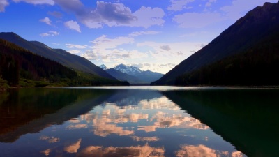山湖景观，五彩缤纷的倒影和剪影落日