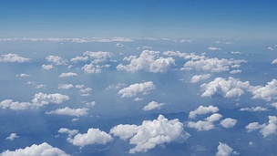 从飞机窗口看到天空的云，鸟瞰