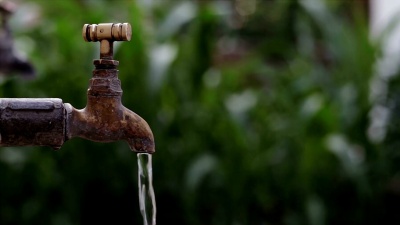 把水关了。