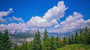 延时摄影-美丽的云在山脉上移动- 
